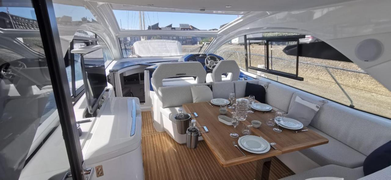 Puissance, Elegance Et Style, Yacht A Deauville Ngoại thất bức ảnh